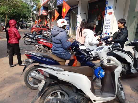 Hà Nội: Người dân xếp hàng ở phố Chùa Láng nhận khẩu trang miễn phí chống virus Corona - Ảnh 2.