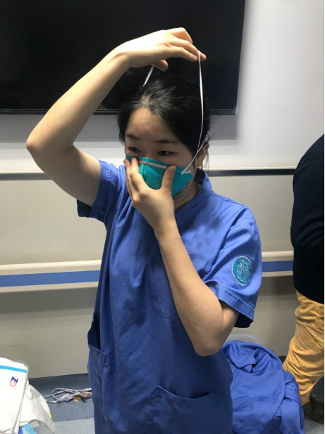 Không cứu sống được bệnh nhân nhiễm virus corona, 2 bác sĩ Vũ Hán bị đánh đập và xé áo bảo hộ cùng tâm sự nhói lòng của một nữ y tá - Ảnh 2.