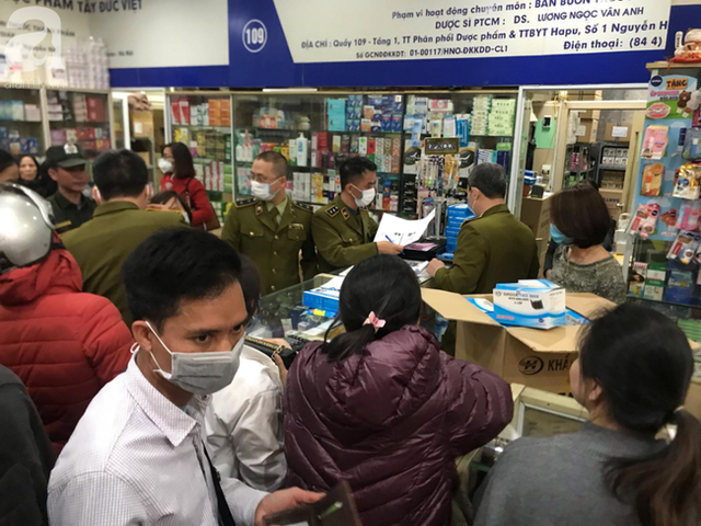 Hà Nội: Ngán ngẩm cảnh tranh giành mua khẩu trang tại chợ thuốc lớn nhất - Ảnh 16.