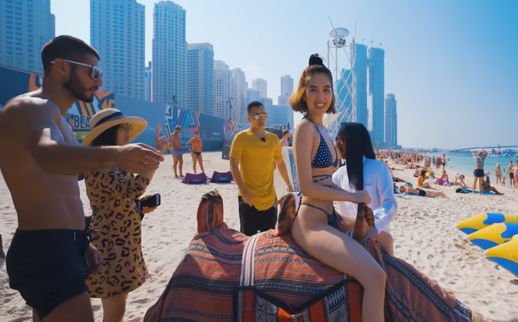 Ngọc Trinh tạo dáng khó đỡ và bị ngăn cản khi mặc hở hang tại Dubai