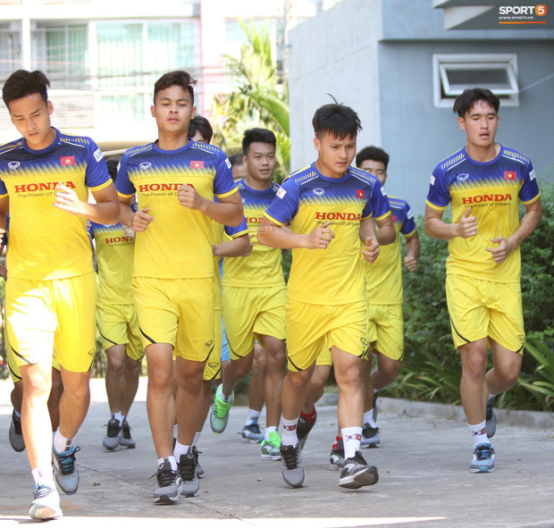 Thầy Park vã mồ hôi, thở không ra hơi khi tập chạy cùng cầu thủ U23 Việt Nam - Ảnh 12.