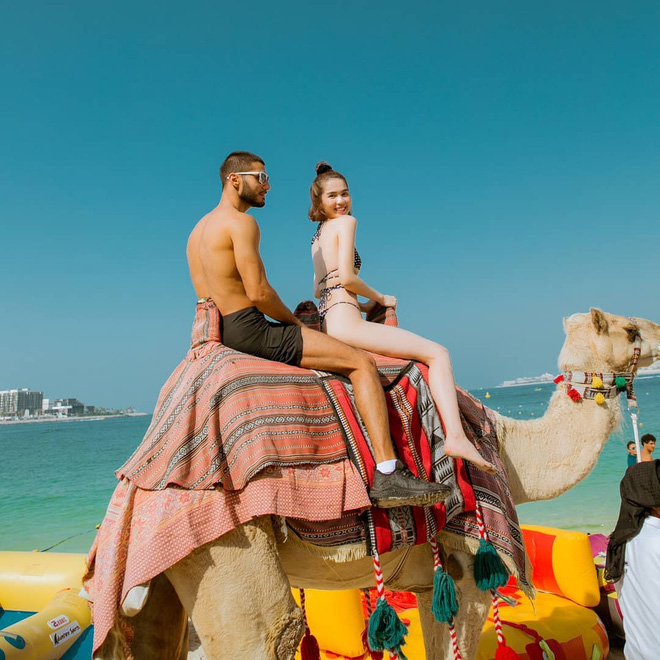 Giữa lùm xùm bị đòi nợ sấp mặt, Vũ Khắc Tiệp tung vlog du lịch Dubai siêu sang, lộ cảnh Ngọc Trinh mặc bikini mỏng manh tung tăng hú hồn giữa bãi biển - Ảnh 9.