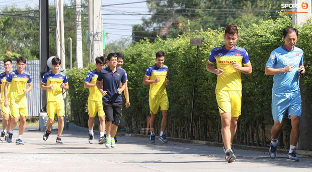 Thầy Park vã mồ hôi, thở không ra hơi khi tập chạy cùng cầu thủ U23 Việt Nam - Ảnh 11.