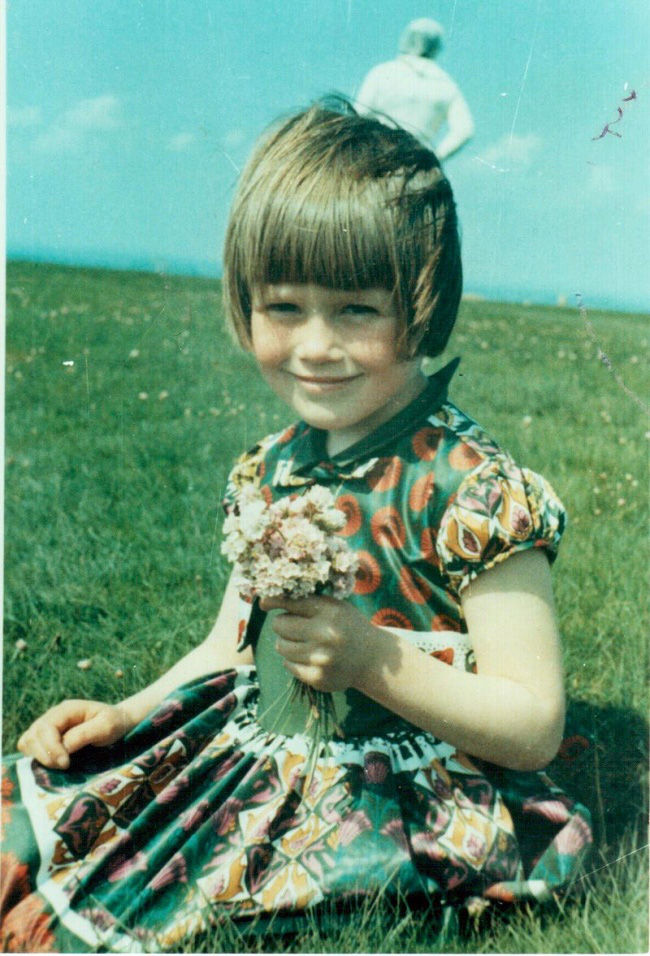 Chụp ảnh cho con gái trên bãi cỏ, người cha giật mình khi phát hiện bóng người trắng bí ẩn ngay phía sau, hơn 50 năm vẫn không ai lý giải nổi - Ảnh 1.