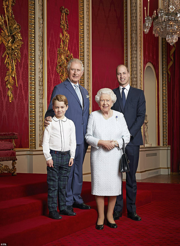 Hoàng gia Anh đăng ảnh Nữ hoàng cùng 3 người thừa kế mừng thập kỷ mới, Hoàng tử Geogre gây chú ý với vẻ trưởng thành sau 4 năm - Ảnh 1.