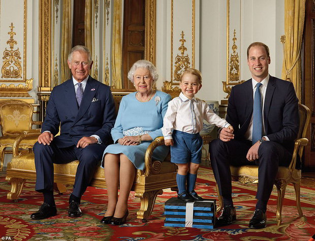 Hoàng gia Anh đăng ảnh Nữ hoàng cùng 3 người thừa kế mừng thập kỷ mới, Hoàng tử Geogre gây chú ý với vẻ trưởng thành sau 4 năm - Ảnh 2.