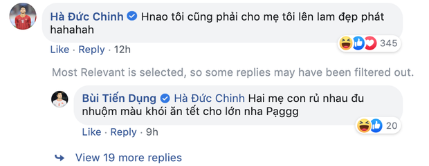 Chiều mẹ như Bùi Tiến Dũng - Hà Đức Chinh: Mua xe máy cho mẹ chạy trong nhà đỡ mỏi chân, rủ phụ huynh nhuộm tóc màu khói ăn Tết cho chất - Ảnh 2.