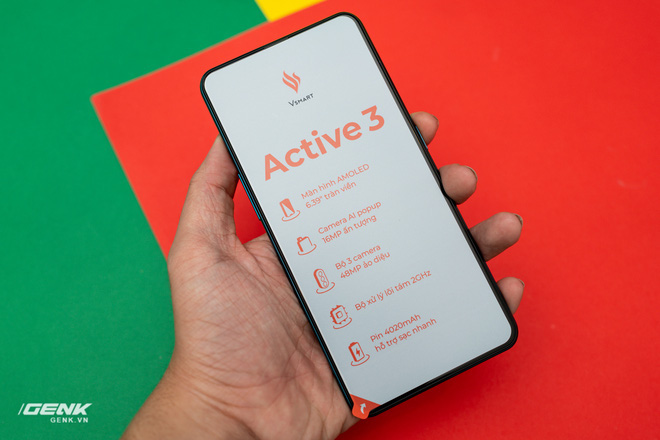 Trên tay Vsmart Active 3: Camera thò thụt, mặt lưng xanh ngọc lục bảo bắt mắt, tặng kèm sạc 18W dù chỉ hỗ trợ sạc nhanh 15W - Ảnh 3.