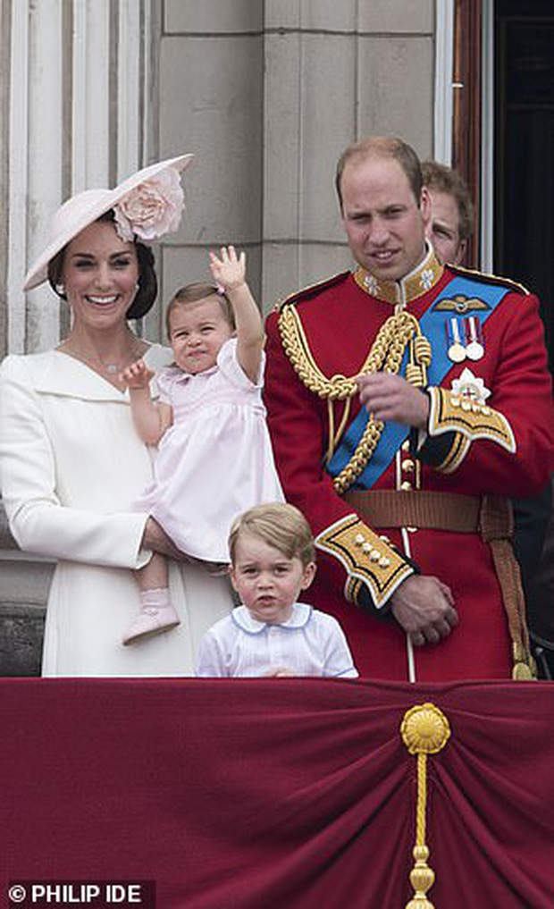 Soi lại hình cũ hình mới của Hoàng tử George, fan hí hửng phát hiện cậu bé chỉ mặc độc một kiểu áo trong các sự kiện trang trọng - Ảnh 5.