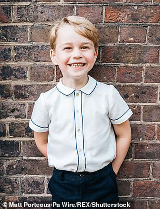 Soi lại hình cũ hình mới của Hoàng tử George, fan hí hửng phát hiện cậu bé chỉ mặc độc một kiểu áo trong các sự kiện trang trọng - Ảnh 6.
