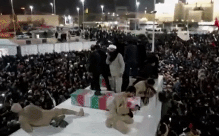 Quan tài bìa giấy, hàng ghế riêng: Hàng triệu người Iran đau xót, khóc nghẹn khi Tướng Soleimani "trở về nhà"