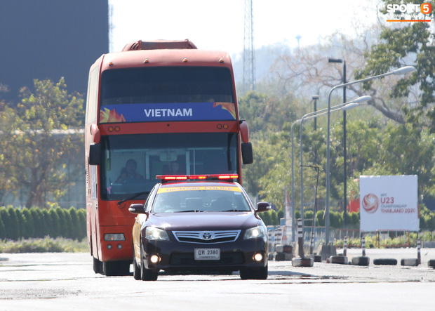 U23 Việt Nam được cảnh sát Hoàng gia Thái Lan bảo vệ cực nghiêm khi tới Buriram - Ảnh 1.