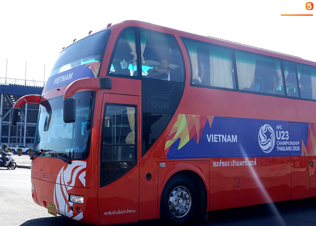 U23 Việt Nam được cảnh sát Hoàng gia Thái Lan bảo vệ cực nghiêm khi tới Buriram - Ảnh 2.
