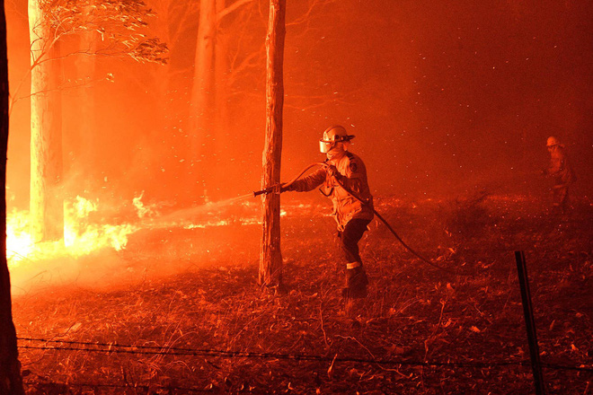 Đại thảm họa cháy rừng Úc nhìn từ không gian: Cả nước như quả cầu lửa, những mảng xanh trù phú bị thay bằng màu khói trắng tang thương - Ảnh 16.