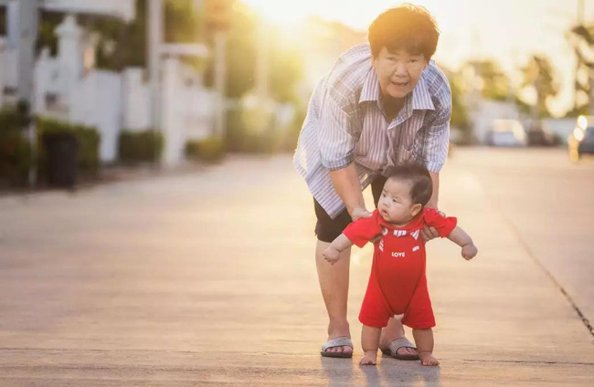 Chuyện về ông bà Trung Quốc chăm cháu như con mọn: Không những bị hành hạ về thể xác mà còn đau khổ về tinh thần - Ảnh 3.