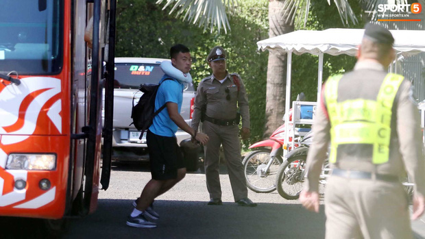 U23 Việt Nam được cảnh sát Hoàng gia Thái Lan bảo vệ cực nghiêm khi tới Buriram - Ảnh 4.