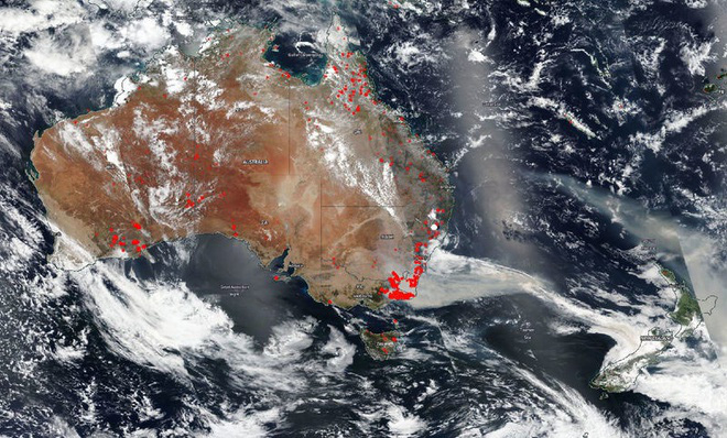 Đại thảm họa cháy rừng Úc nhìn từ không gian: Cả nước như quả cầu lửa, những mảng xanh trù phú bị thay bằng màu khói trắng tang thương - Ảnh 10.