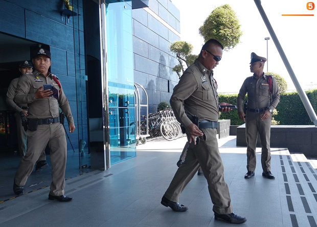 U23 Việt Nam được cảnh sát Hoàng gia Thái Lan bảo vệ cực nghiêm khi tới Buriram - Ảnh 6.