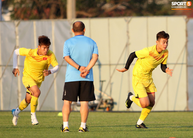 Cảnh sát bảo vệ buổi tập của U23 Việt Nam tại Buriram - Ảnh 9.