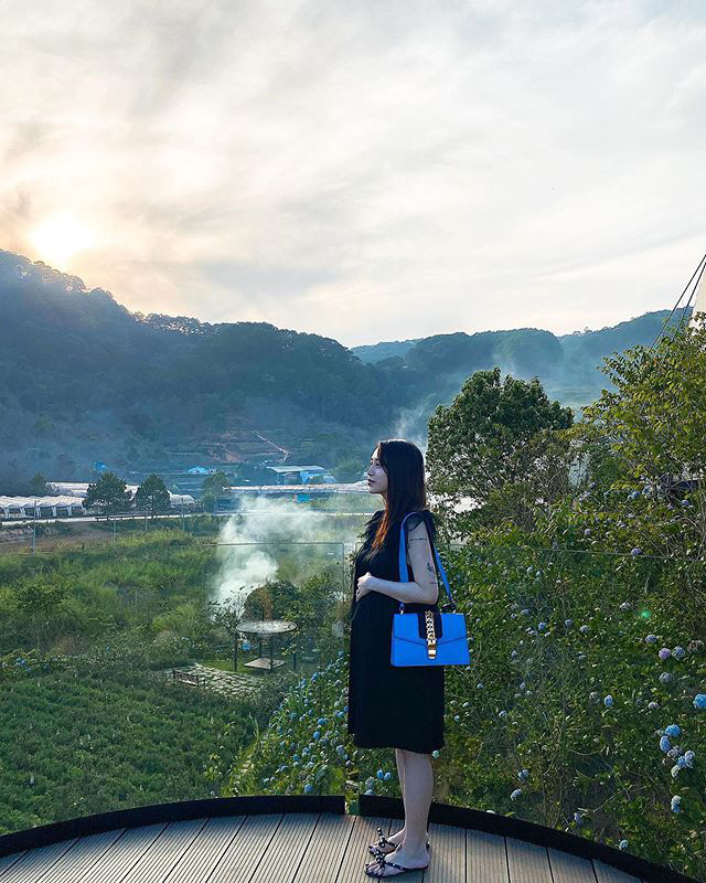 Mẹ bầu thường nghiện khoe bụng, con gái Minh Nhựa thì chỉ mê khoe túi hàng hiệu đắt đỏ - Ảnh 1.