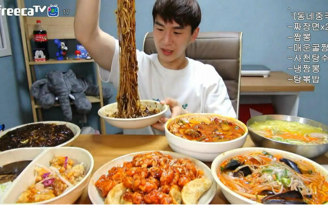 Mukbang: Trào lưu ăn cho người khác xem mang lại thu nhập hàng trăm triệu mỗi tháng nhưng đằng sau lại là góc khuất về sự cô đơn không ai biết - Ảnh 2.