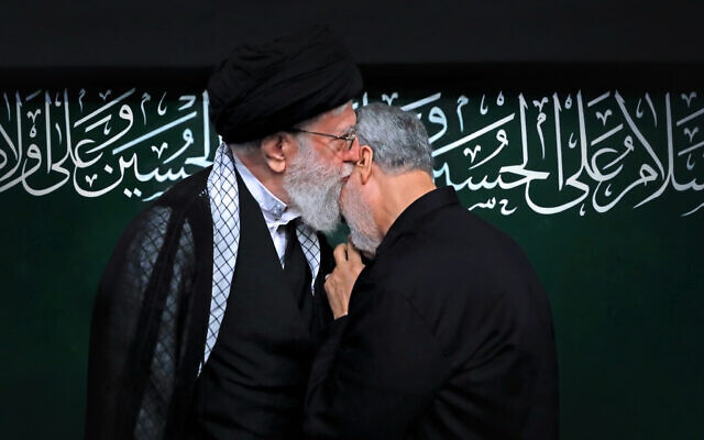 Lãnh tụ Tối cao Iran bật khóc nhiều lần trước linh cữu Tướng Qasem Soleimani - Ảnh 4.