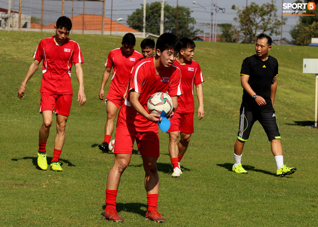 U23 Triều Tiên tranh thủ tập ngoài giờ ở bãi cỏ mấp mô, không ngại tự chạy ra giữa đường nhặt bóng - Ảnh 8.