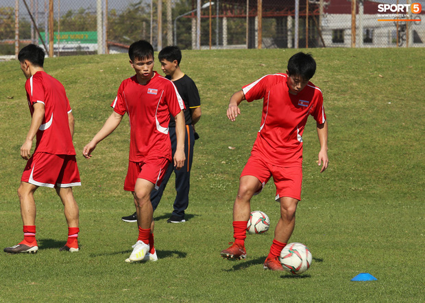 U23 Triều Tiên tranh thủ tập ngoài giờ ở bãi cỏ mấp mô, không ngại tự chạy ra giữa đường nhặt bóng - Ảnh 10.