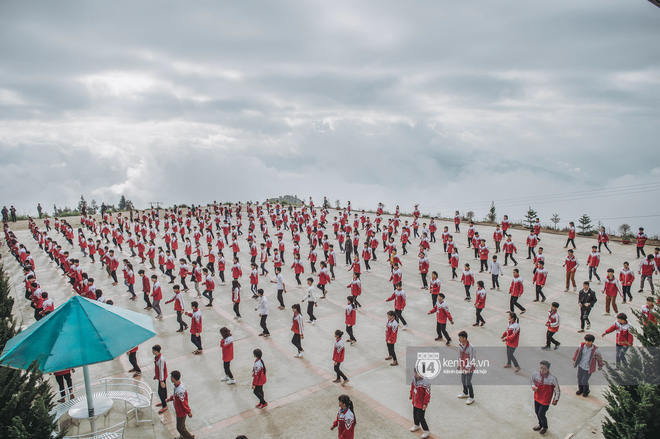 Cận cảnh màn tập thể dục giữa đỉnh trời mây tại ngôi trường cao 2000m ở Hà Giang: Như lạc vào bồng lai tiên cảnh - Ảnh 3.