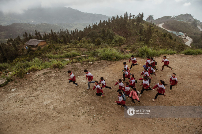 Cận cảnh màn tập thể dục giữa đỉnh trời mây tại ngôi trường cao 2000m ở Hà Giang: Như lạc vào bồng lai tiên cảnh - Ảnh 12.