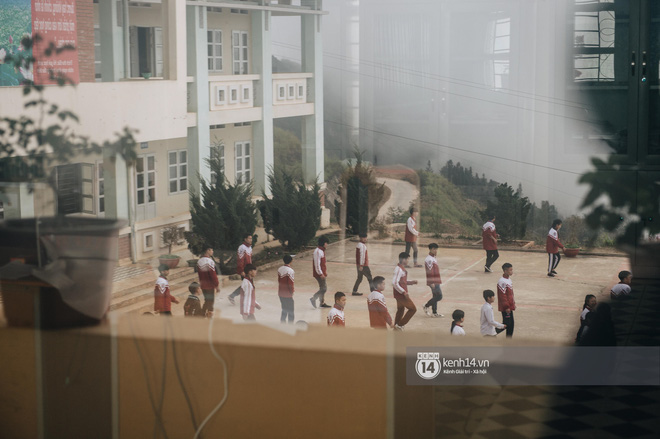 Cận cảnh màn tập thể dục giữa đỉnh trời mây tại ngôi trường cao 2000m ở Hà Giang: Như lạc vào bồng lai tiên cảnh - Ảnh 14.