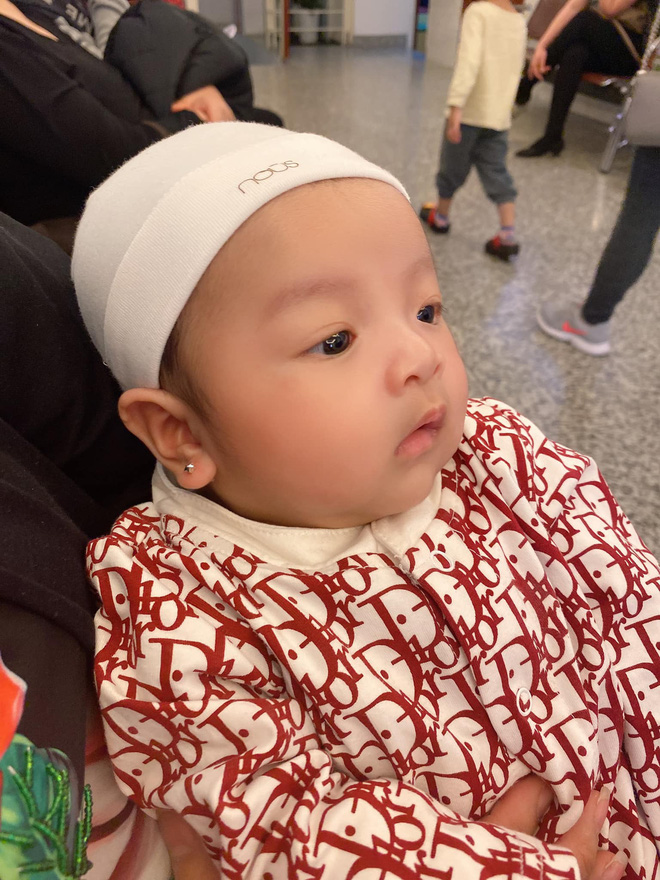 Rich kid mới nổi gọi tên con gái Bùi Tiến Dũng - Khánh Linh: Mới 2 tháng tuổi đã được phủ hàng hiệu từ đầu tới chân - Ảnh 1.