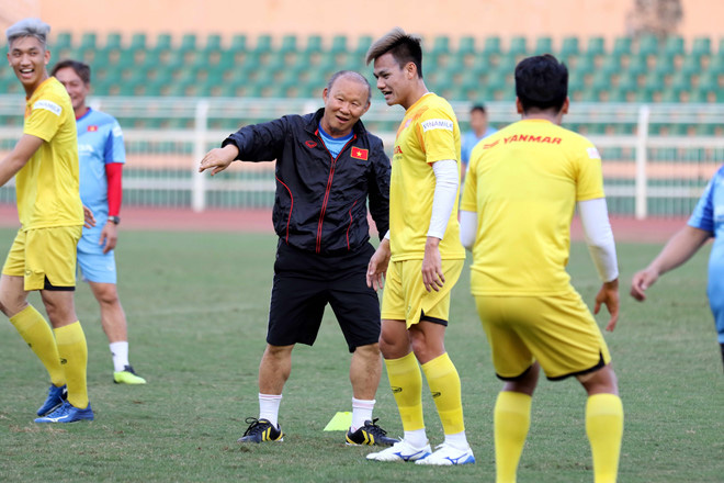 “Đừng thổi phồng, ca ngợi nhiều quá sẽ gây khó dễ cho thầy trò HLV Park Hang-seo tại U23 châu Á” - Ảnh 1.