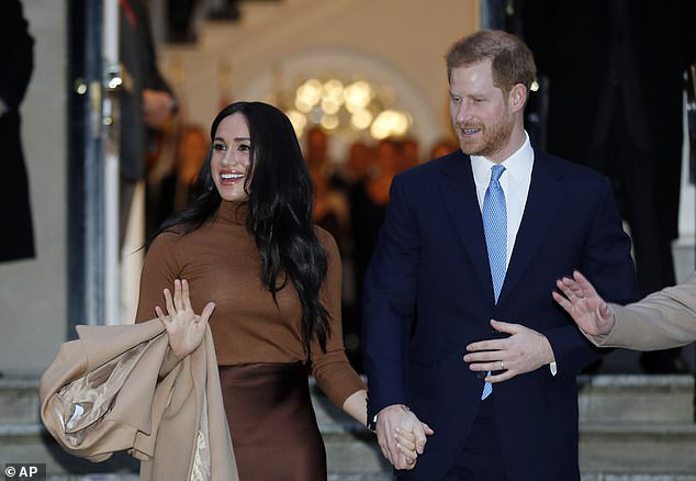 Meghan Markle lộ ảnh xuất hiện bí mật giữa lùm xùm tách khỏi hoàng gia Anh, không hề đeo nhẫn cưới và bị chỉ trích đã hủy hoại Hoàng tử Harry - Ảnh 2.