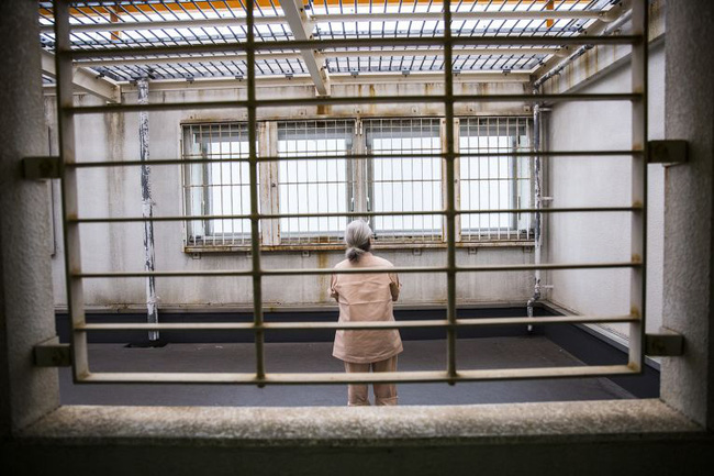 Vào tù dưỡng già: Lối thoát cực đoan của những người phụ nữ cô độc và hệ quả nghiêm trọng đè nặng lên xã hội Nhật Bản - Ảnh 2.