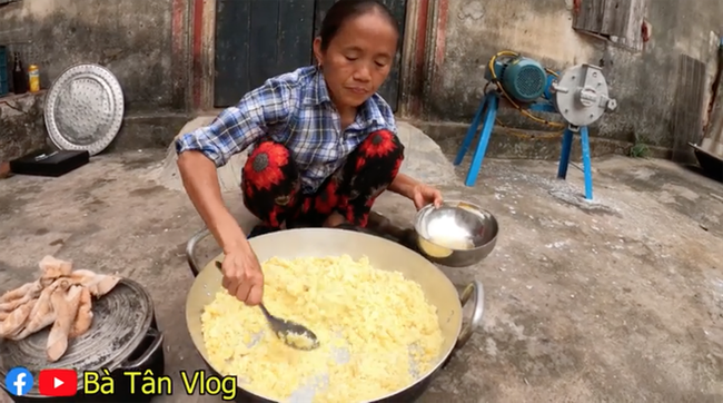 Bà Tân Vlog trổ tài làm món bánh sắn, nhưng dân mạng lại soi ra điều khác thường này - Ảnh 4.