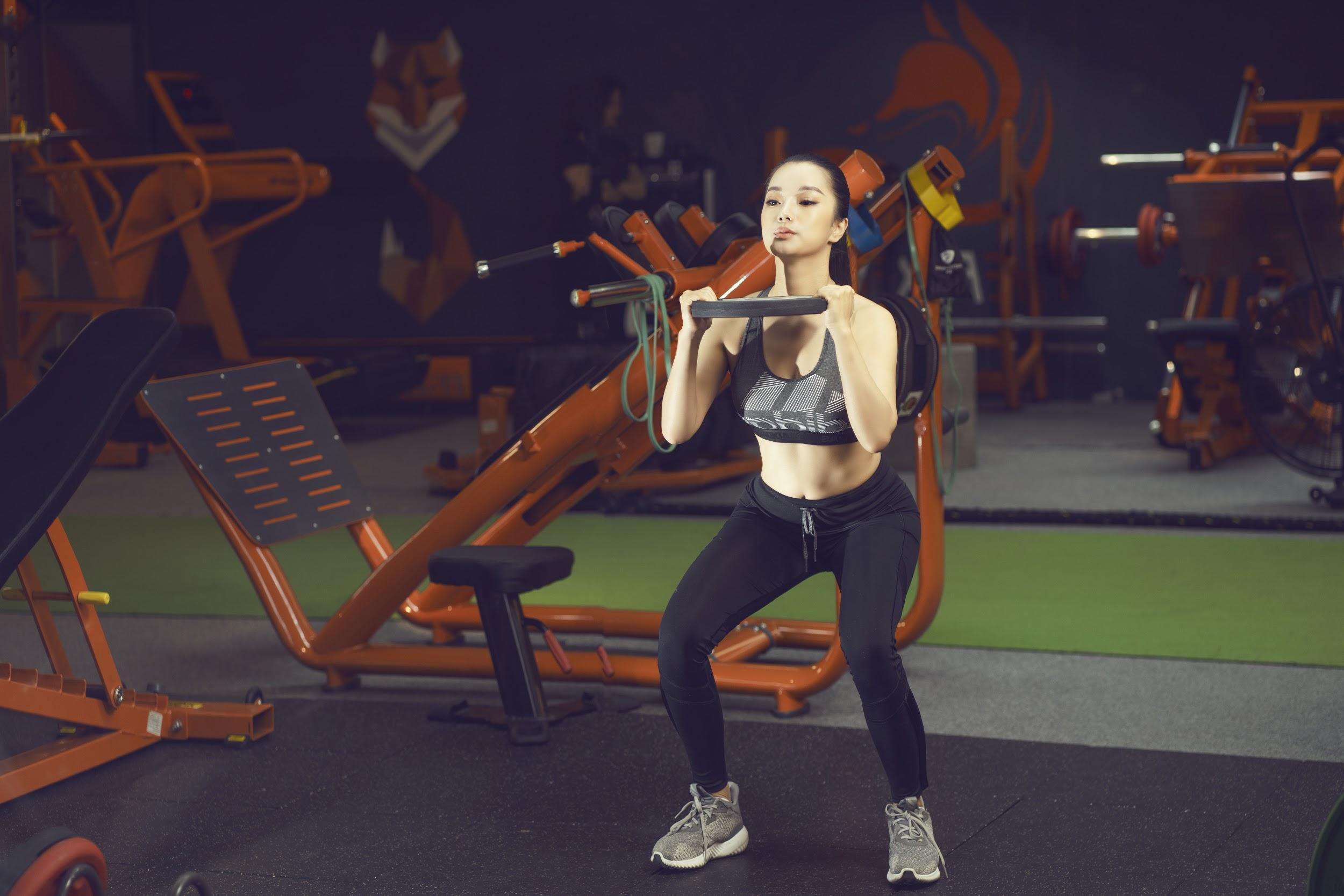 Nh&agrave; thiết kế Th&ugrave;y Victory khoe v&oacute;c d&aacute;ng gợi cảm ở ph&ograve;ng tập gym - Ảnh 2.