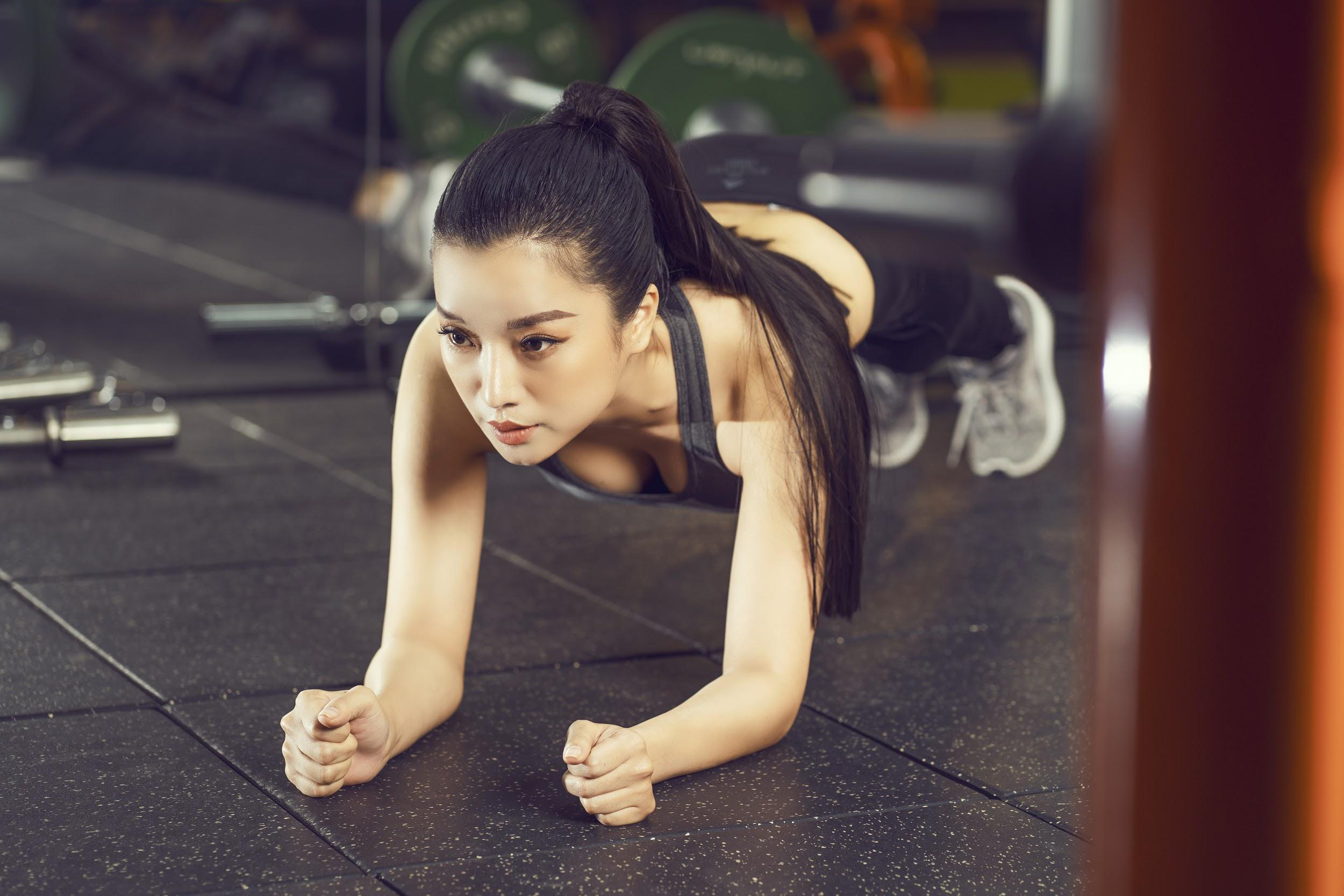 Nh&agrave; thiết kế Th&ugrave;y Victory khoe v&oacute;c d&aacute;ng gợi cảm ở ph&ograve;ng tập gym - Ảnh 4.