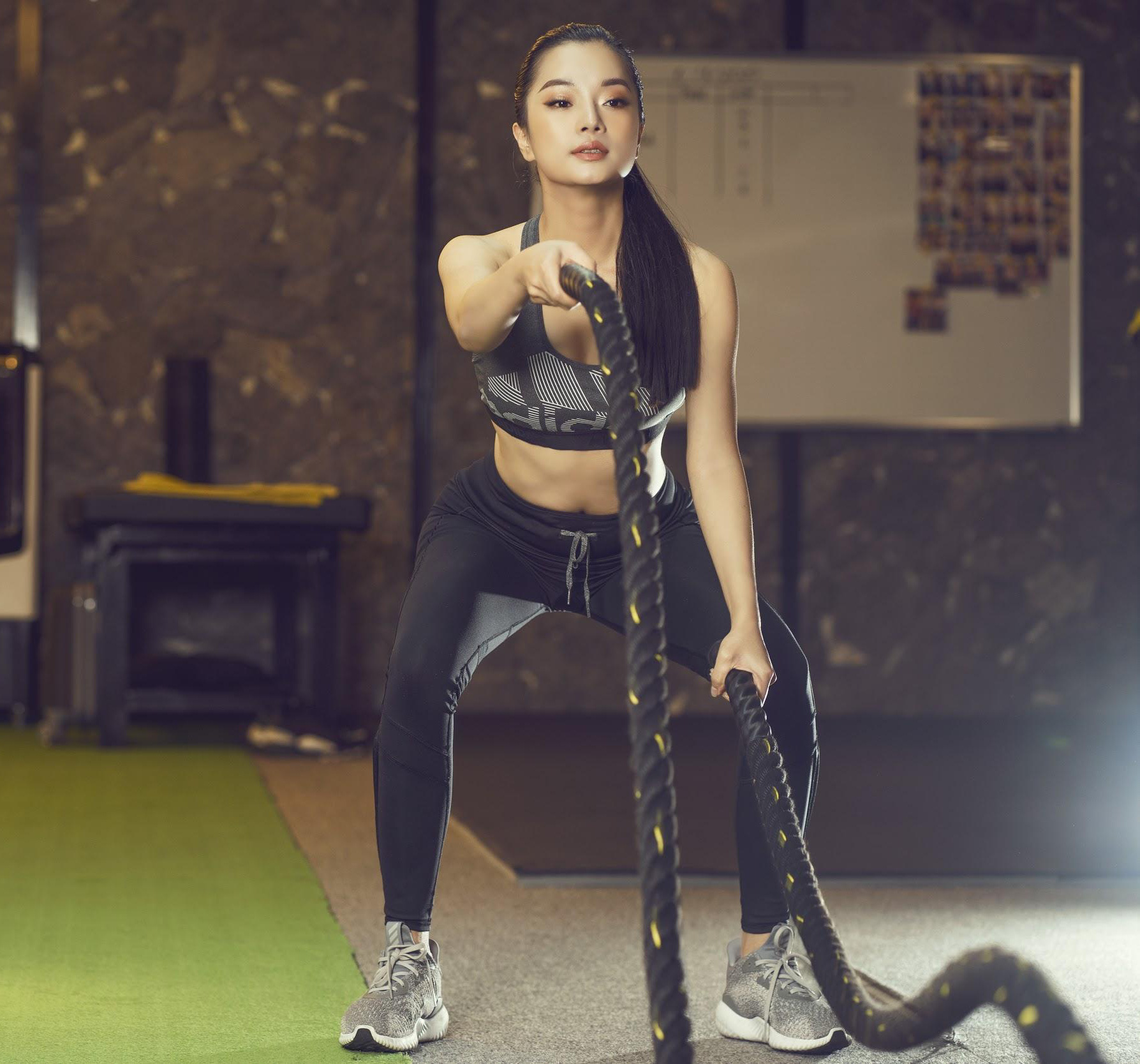 Nh&agrave; thiết kế Th&ugrave;y Victory khoe v&oacute;c d&aacute;ng gợi cảm ở ph&ograve;ng tập gym - Ảnh 5.