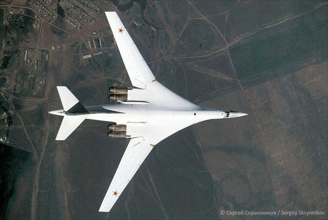 Oanh tạc cơ Tu-160 gắn tên lửa siêu thanh Kinzhal như ‘hổ mọc thêm cánh’ - Ảnh 1.