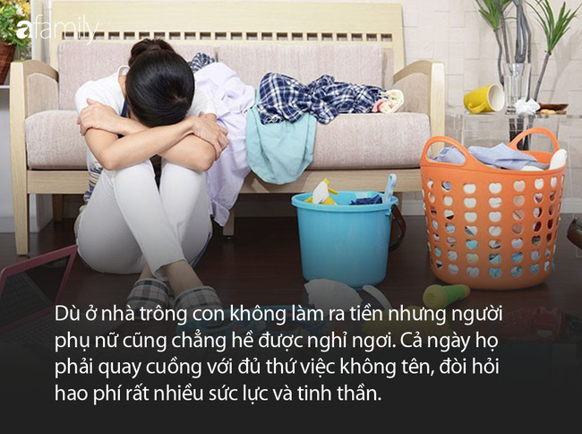 Người phụ nữ bán quán ăn đêm có đeo một chiếc túi đen lớn trước ngực, khách hàng sau khi biết thứ ở trong đó đều nhiệt tình mua thêm đồ - Ảnh 3.