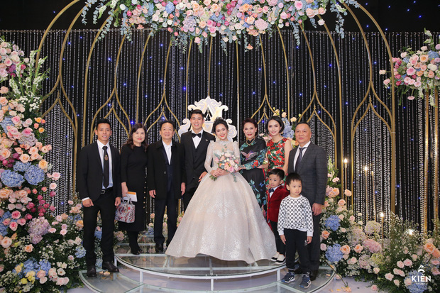 2 thiếu gia nhà bầu Hiển dự đám cưới Duy Mạnh - Quỳnh Anh, khí chất tổng tài khiến dân tình trầm trồ - Ảnh 4.