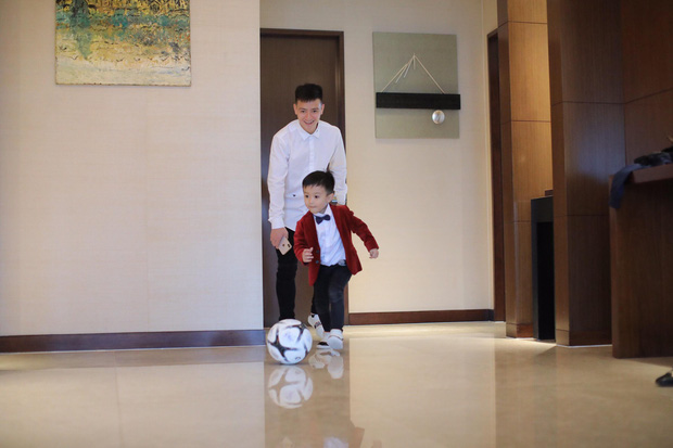 Hậu trường của đám cưới: Cháu trai của Quỳnh Anh gây chú ý khi đá bóng say mê trong phòng khách sạn 5 sao - Ảnh 1.
