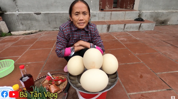 Tiếp tục chơi lớn, bà Tân Vlog làm hẳn 4 quả trứng đà điểu chiên nước mắm siêu to khổng lồ - Ảnh 1.