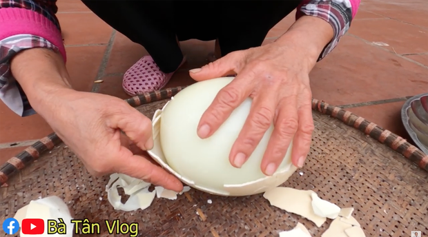 Tiếp tục chơi lớn, bà Tân Vlog làm hẳn 4 quả trứng đà điểu chiên nước mắm siêu to khổng lồ - Ảnh 2.