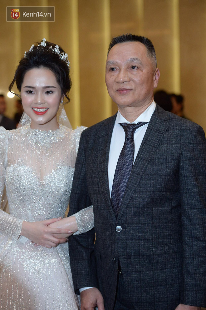 Vợ chồng cựu chủ tịch CLB Sài Gòn hôn nhau ngọt ngào, quẩy cực sung trong đám cưới con gái Quỳnh Anh - Ảnh 3.