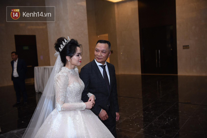 Vợ chồng cựu chủ tịch CLB Sài Gòn hôn nhau ngọt ngào, quẩy cực sung trong đám cưới con gái Quỳnh Anh - Ảnh 4.