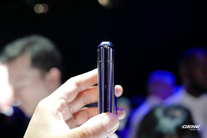 Trên tay Galaxy Z Flip - chiếc smartphone gập dọc bằng kính dẻo, giá 1.380 USD - Ảnh 8.