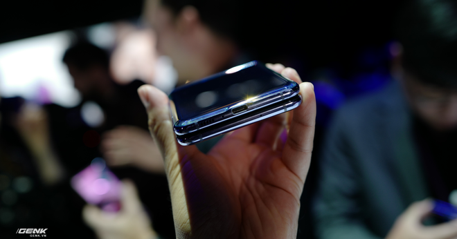 Trên tay Galaxy Z Flip - chiếc smartphone gập dọc bằng kính dẻo, giá 1.380 USD - Ảnh 9.