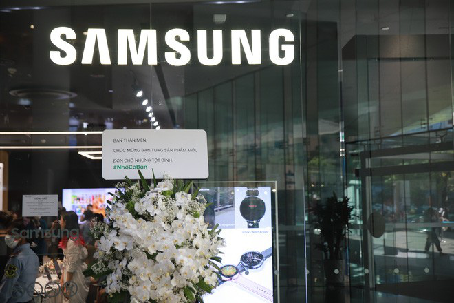 Oppo Việt Nam gửi hoa chúc mừng Samsung nhân dịp ra mắt Galaxy S20 - Ảnh 1.